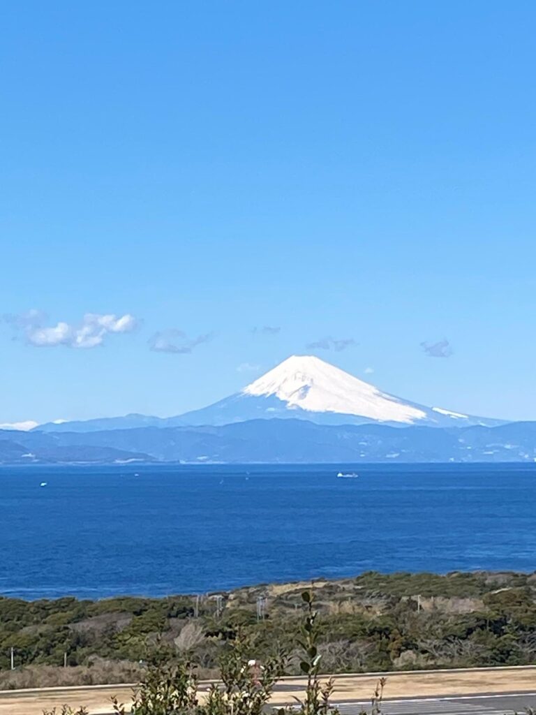 伊豆大島から望む富士山