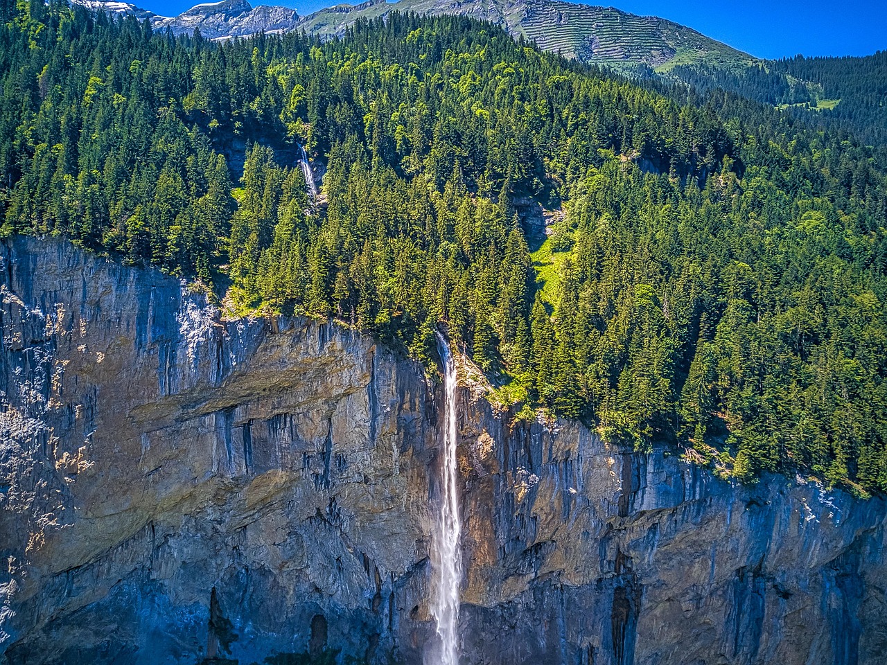 5. ラウターブルンネン渓谷（Lauterbrunnen Valley）