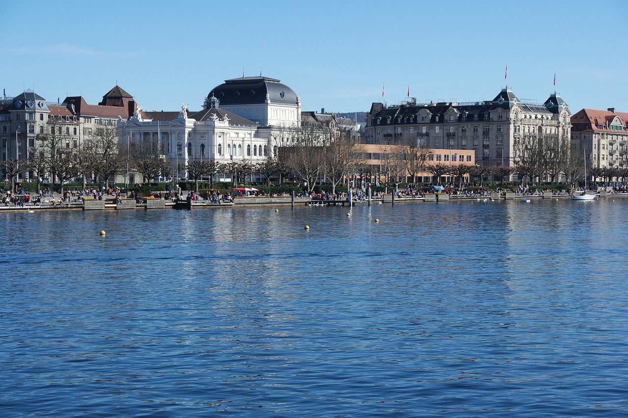 8. チューリッヒ湖（Lake Zurich）