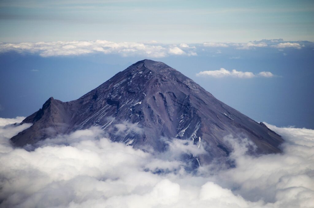 プエブラ旧市街とポポカテペトル火山の画像
