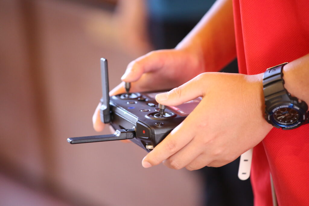 ドローンを操作している画像