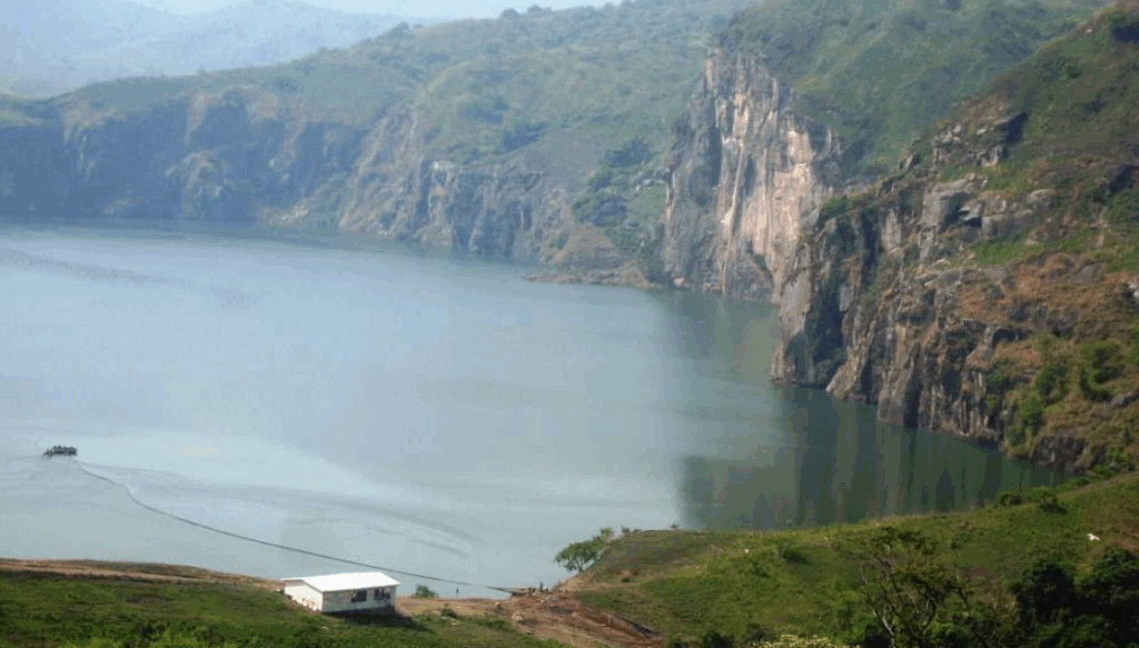 ニョス湖の画像