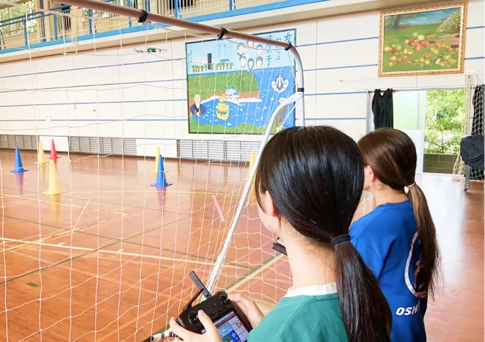 操作する女の子