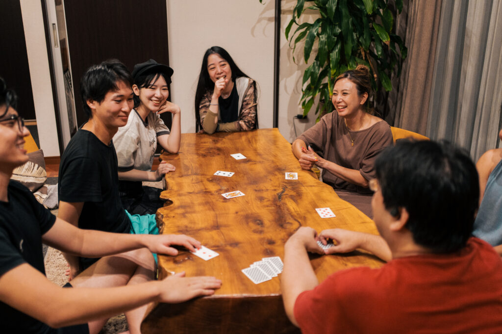 講師、受講生がともにテーブルを囲んでいる画像